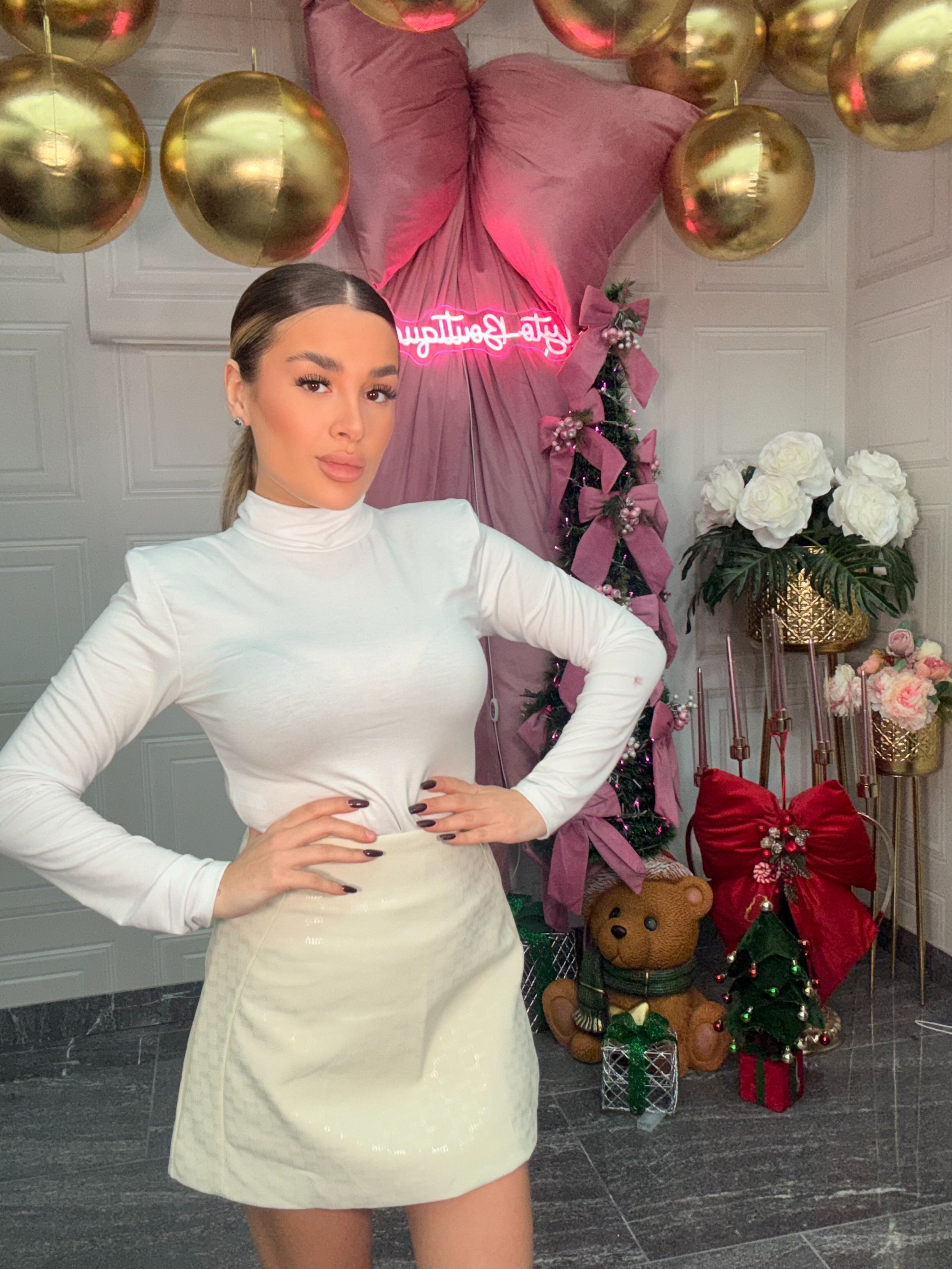 Gonna pantaloncino sagomata con inserti lucidi