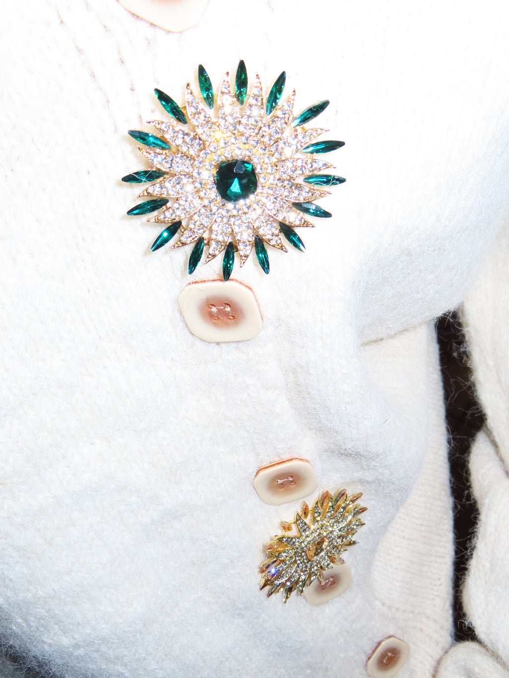 Maglione con spilla gioiello