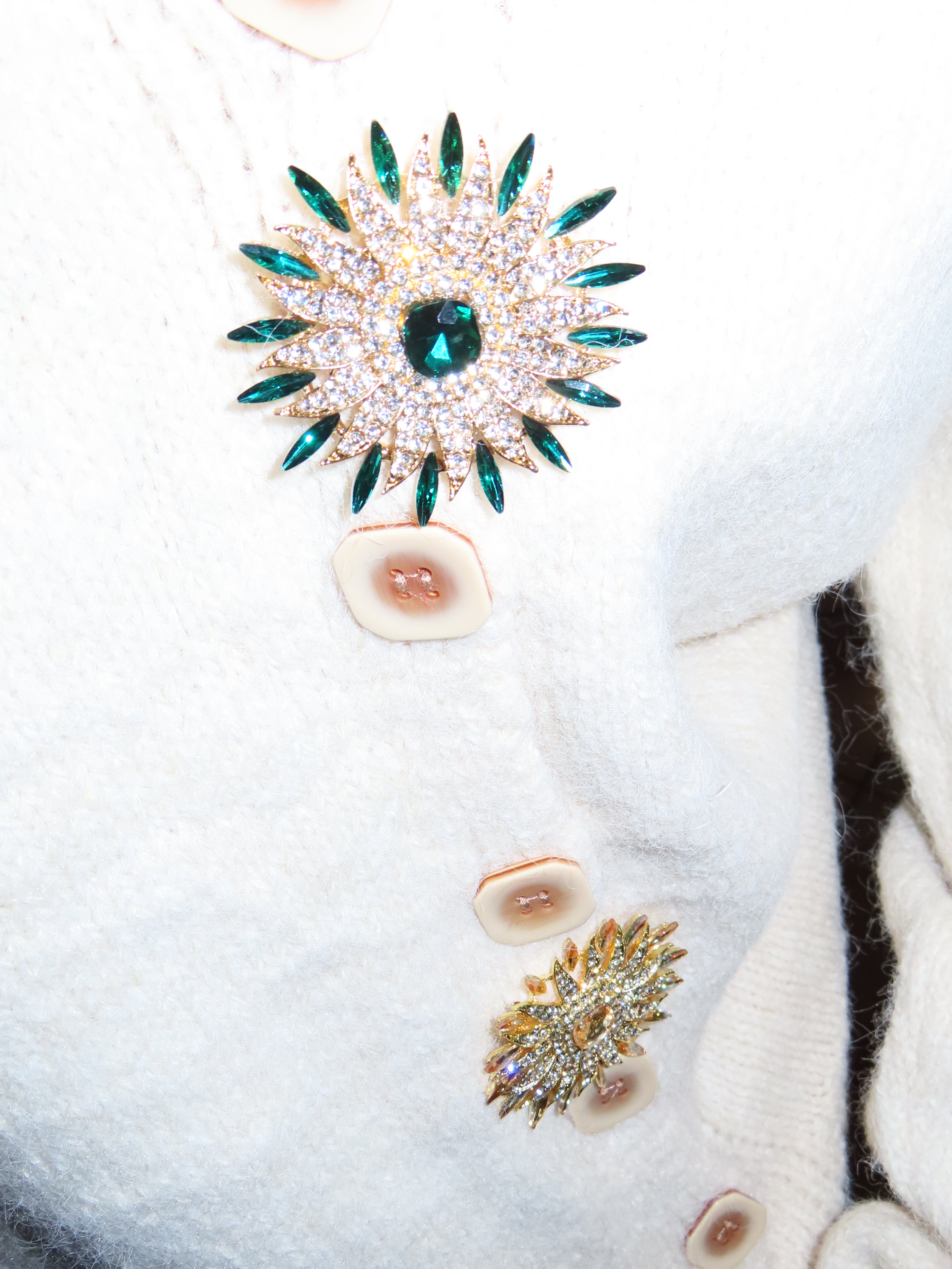 Maglione con spilla gioiello