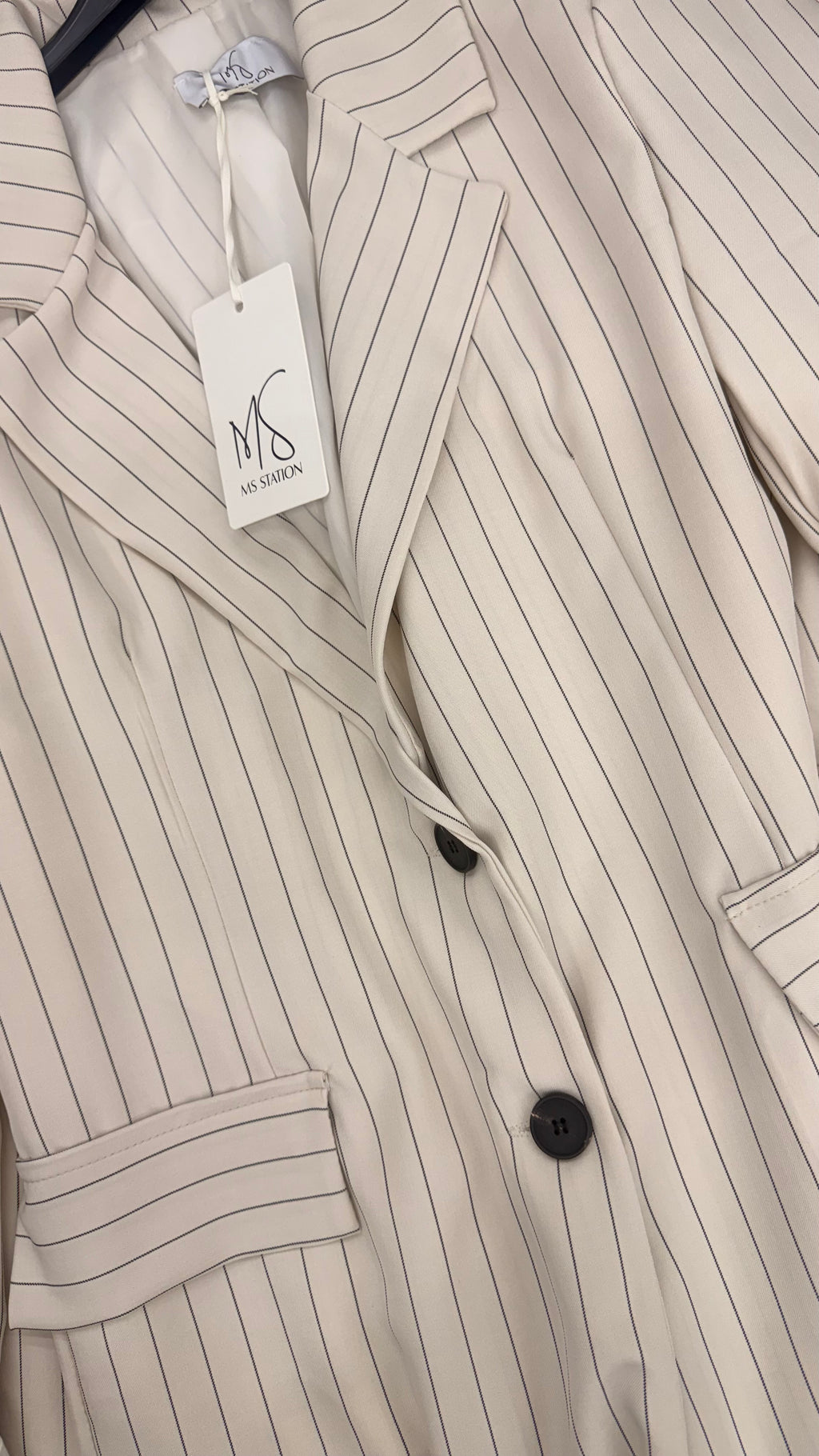 Tailleur gessato con risvolto