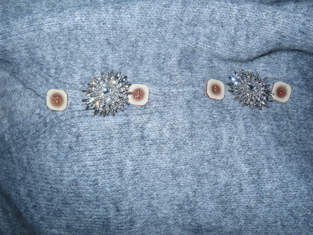 Maglione con spilla gioiello