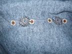 Maglione con spilla gioiello