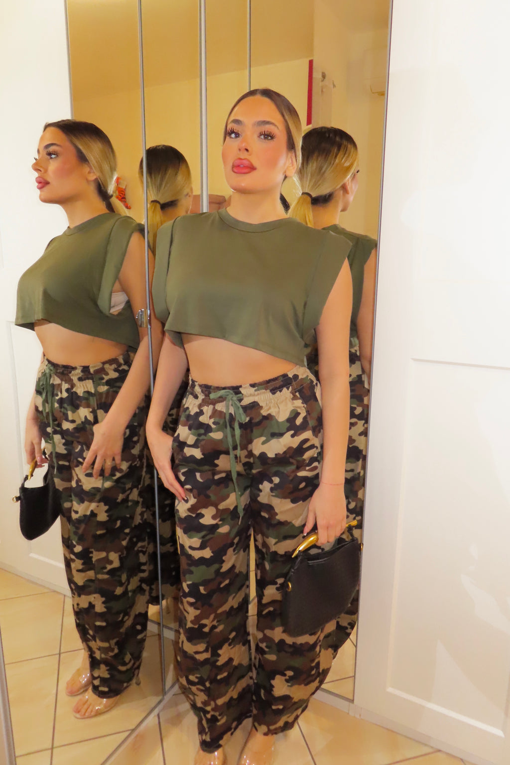Completo maglia e cargo militar girl