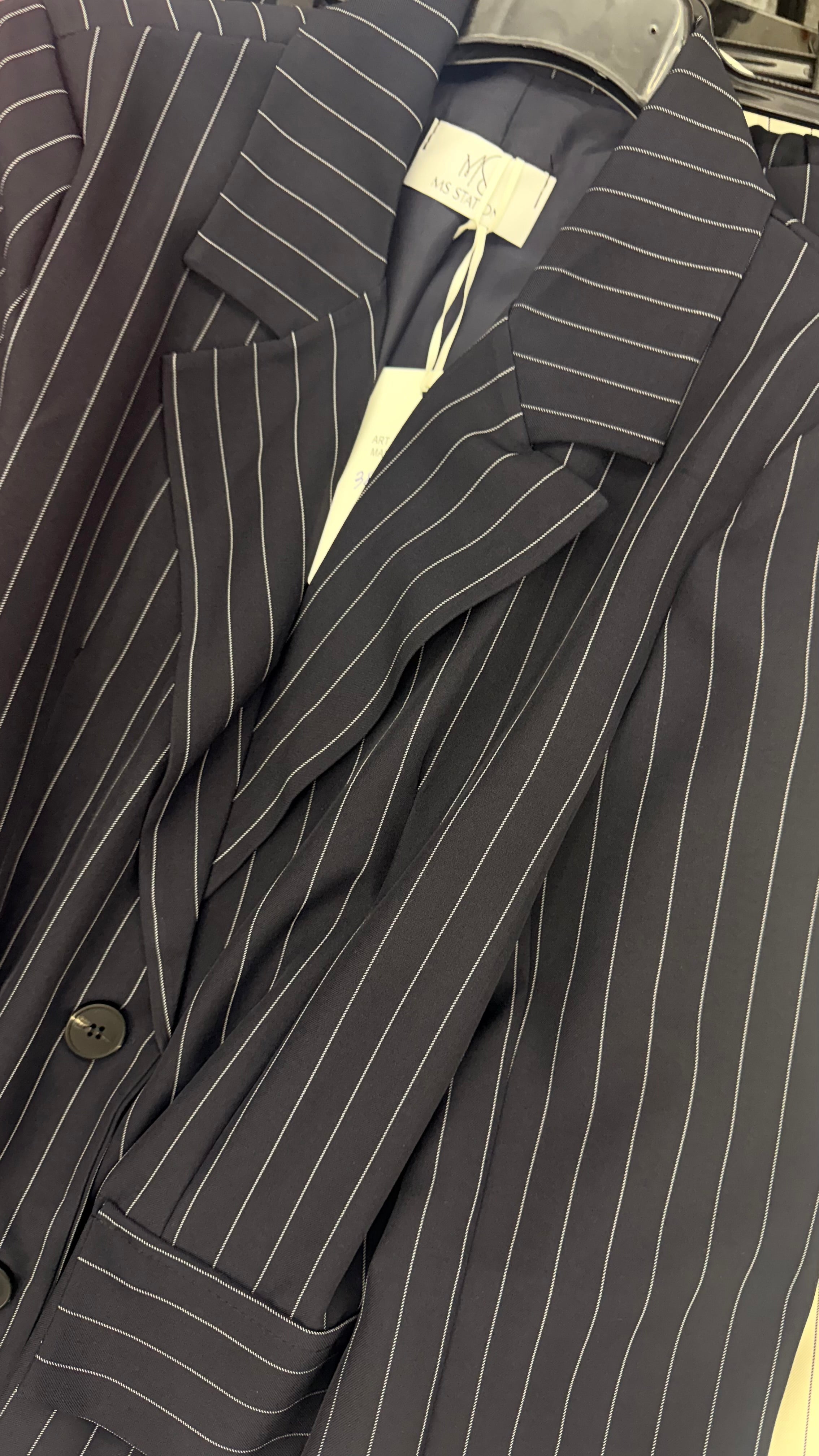 Tailleur gessato con risvolto