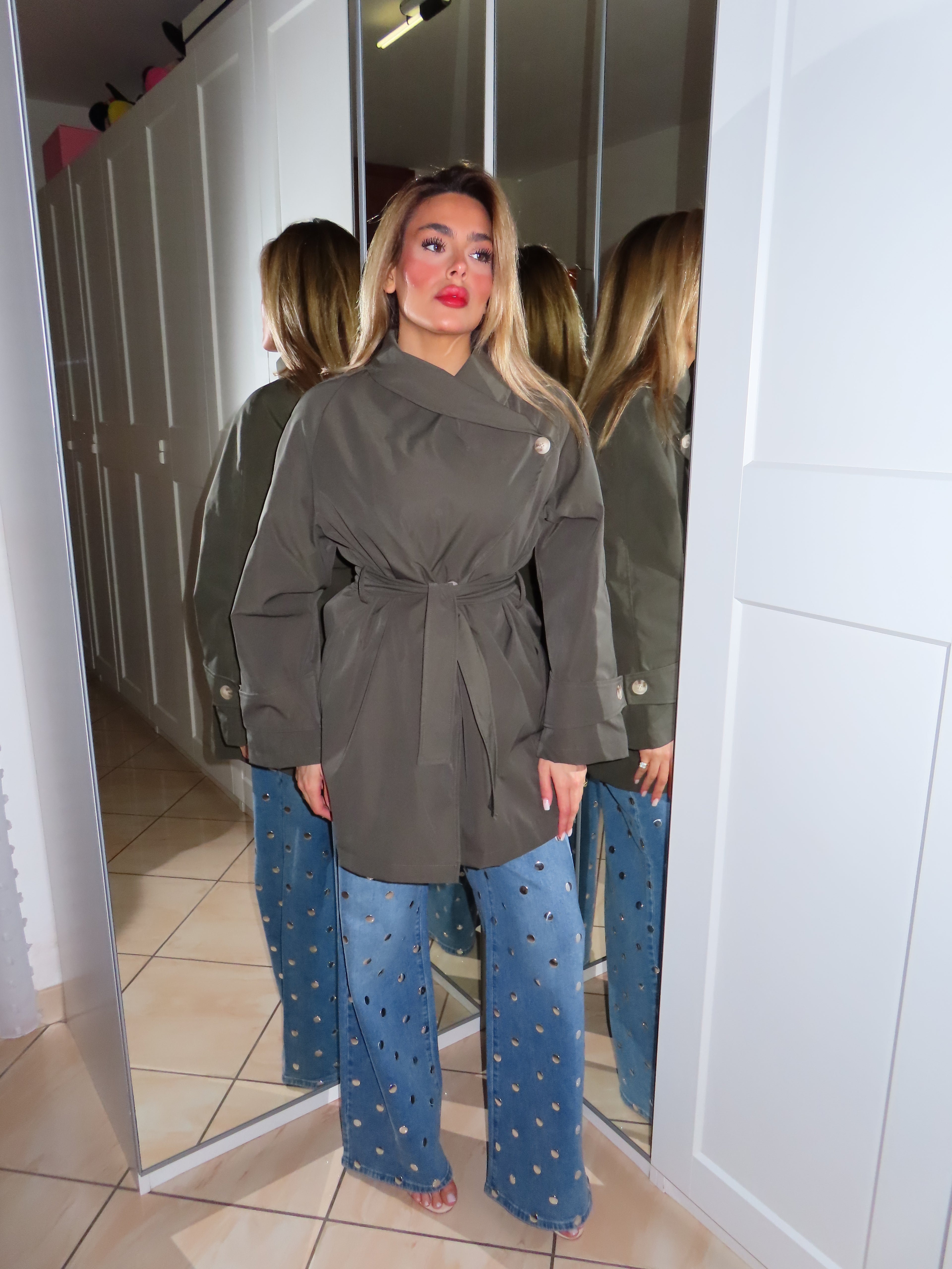 Trench midi con chiusura trasversale