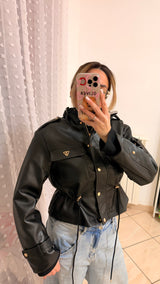 Giubbino in ecopelle con coulisse e dettagli oro