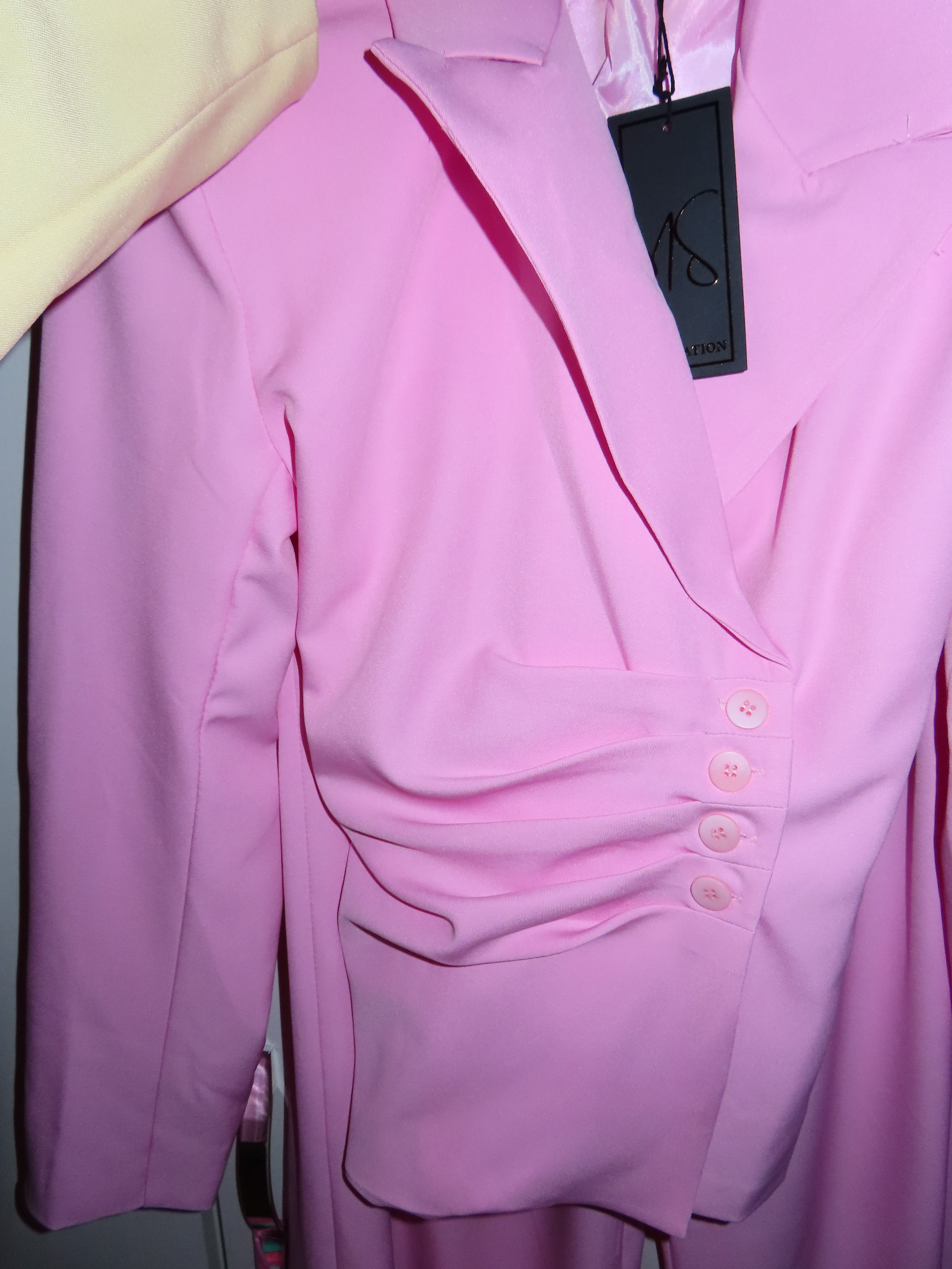 Tailleur con bottoncini pantalone con elastico in vita e sulla caviglia, fiocco regolabile sul retro Courtney