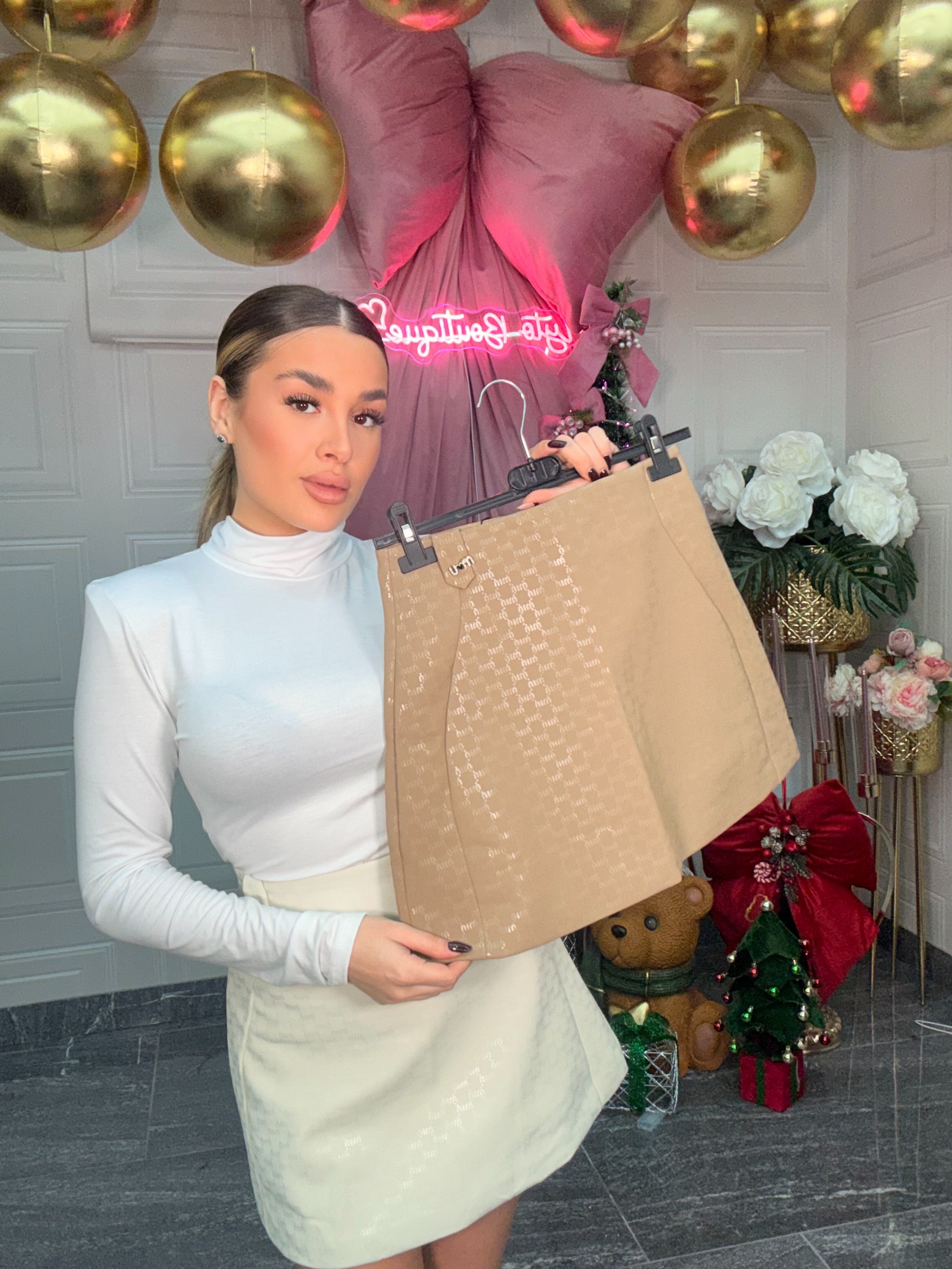 Gonna pantaloncino sagomata con inserti lucidi