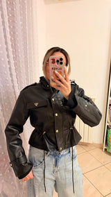 Giubbino in ecopelle con coulisse e dettagli oro