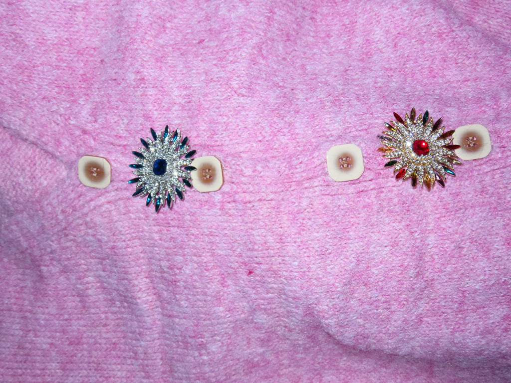 Maglione con spilla gioiello