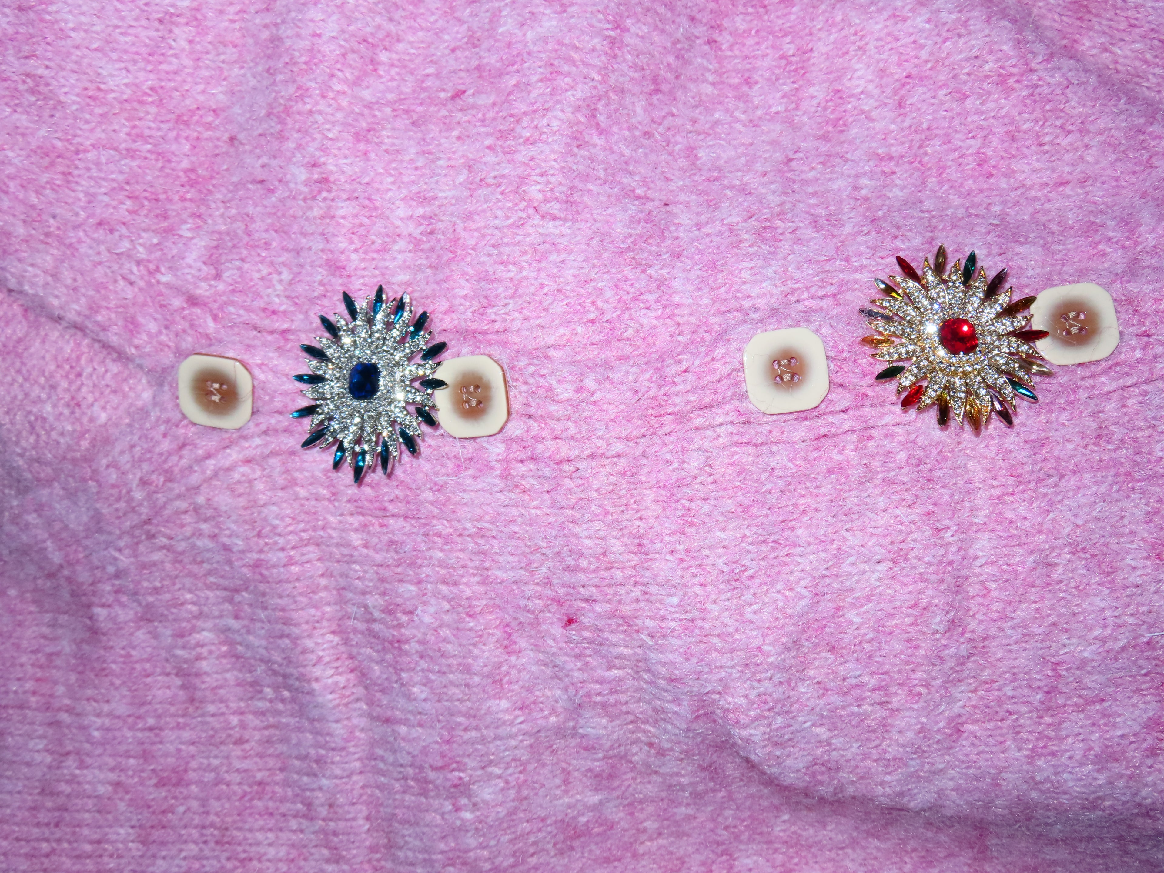 Maglione con spilla gioiello