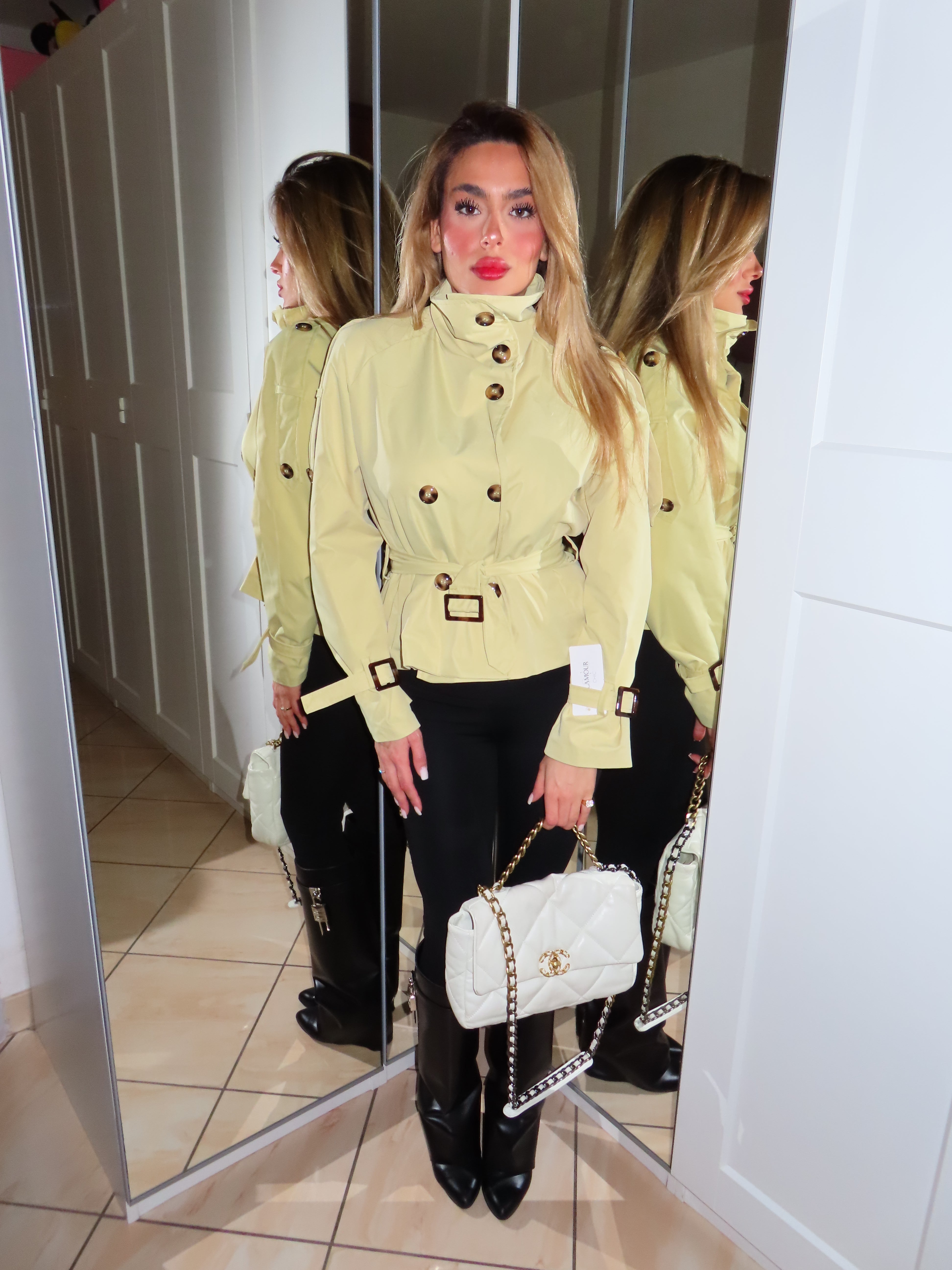 Trench corto con collo alto