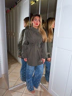 Trench midi con chiusura trasversale