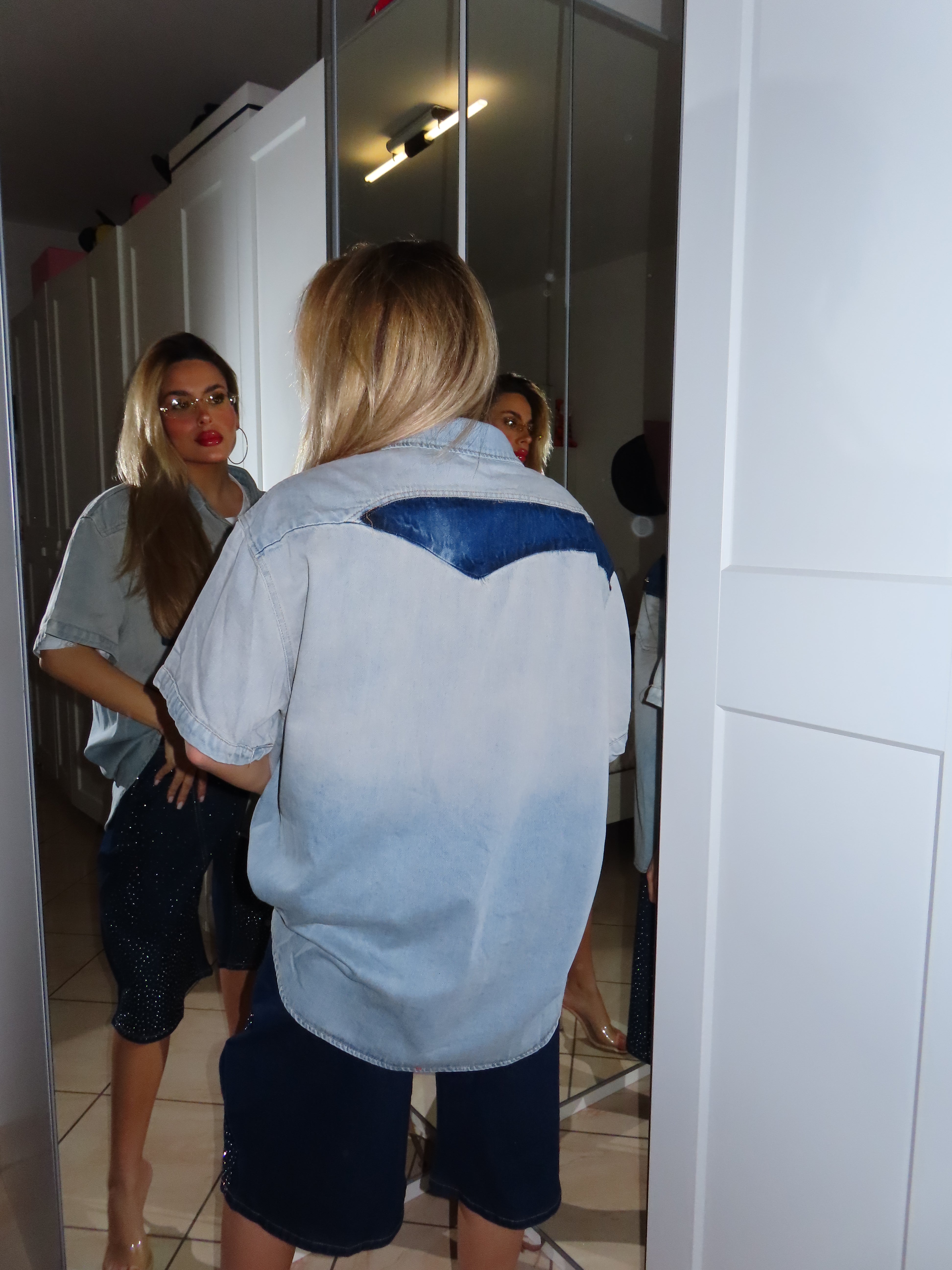 Camicia di jeans over sky blue