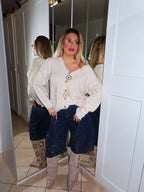 Maglione con spilla gioiello