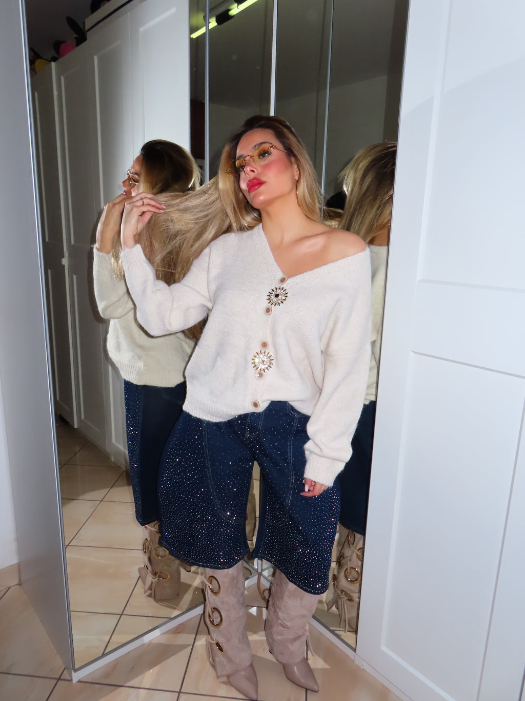 Maglione con spilla gioiello
