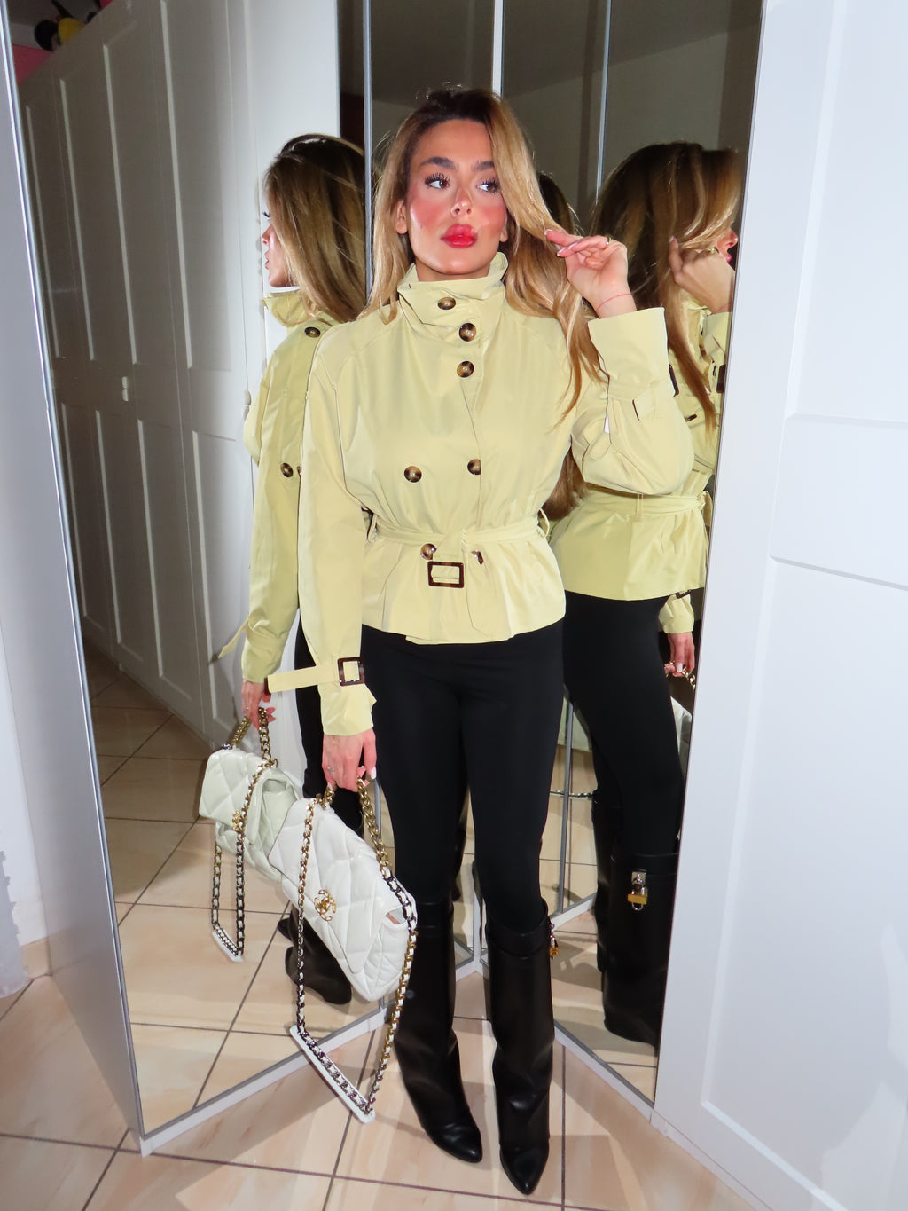 Trench corto con collo alto