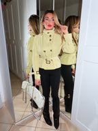 Trench corto con collo alto