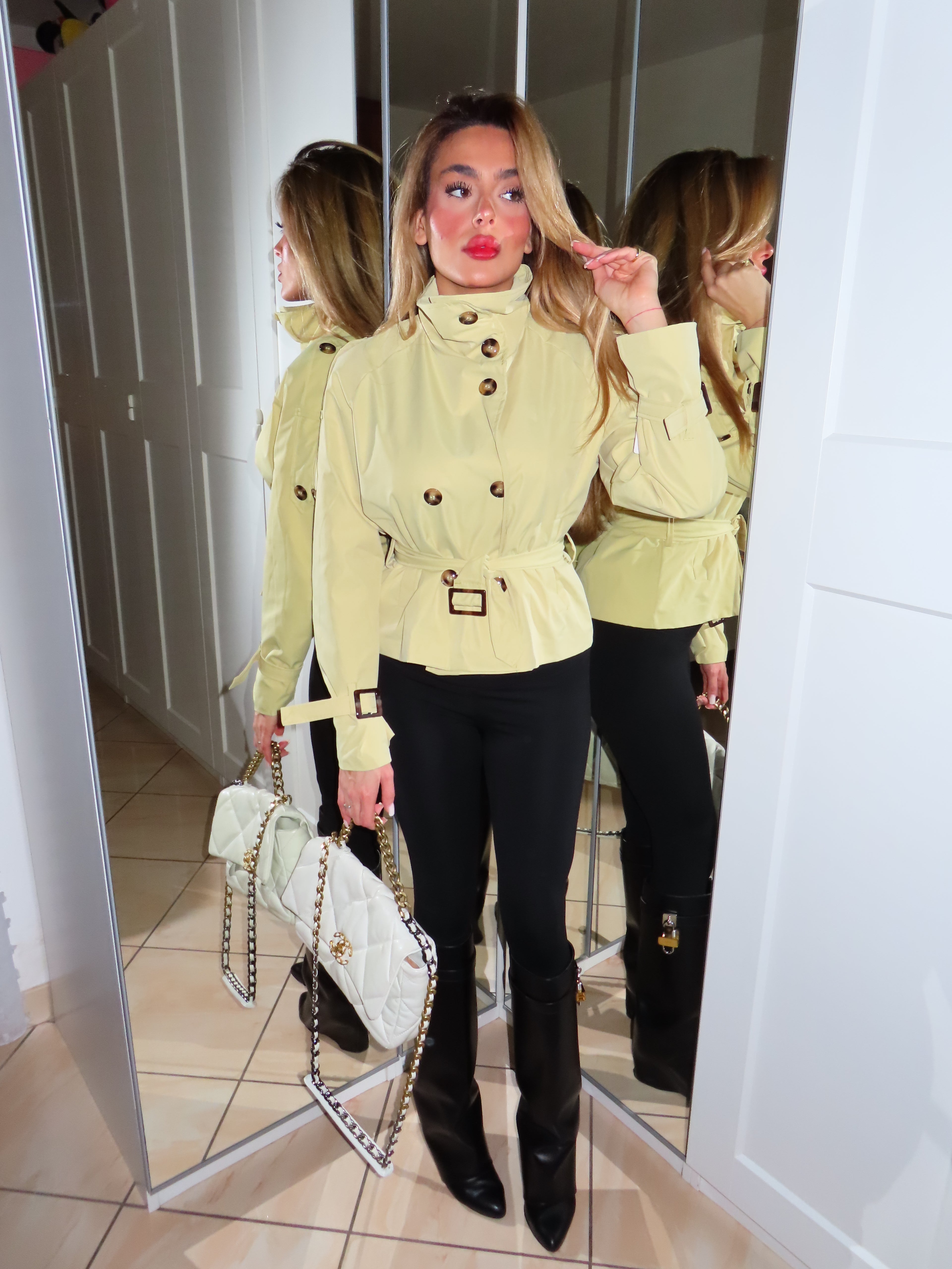 Trench corto con collo alto
