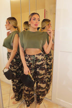 Completo maglia e cargo militar girl