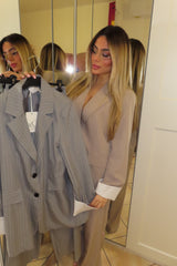 Tailleur gessato con risvolto