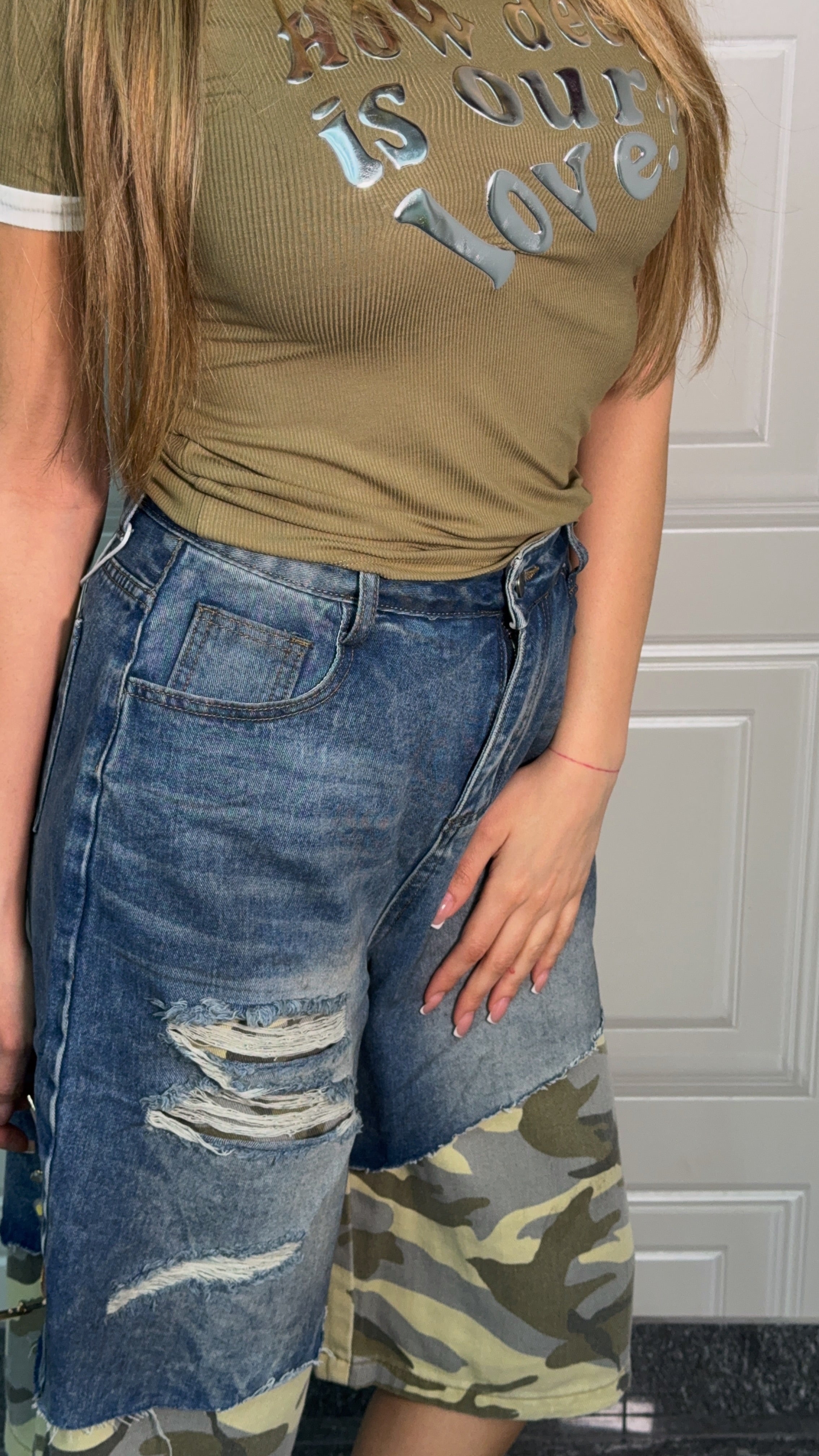 Bermuda militare con graffi