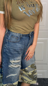 Bermuda militare con graffi