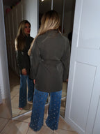 Trench midi con chiusura trasversale