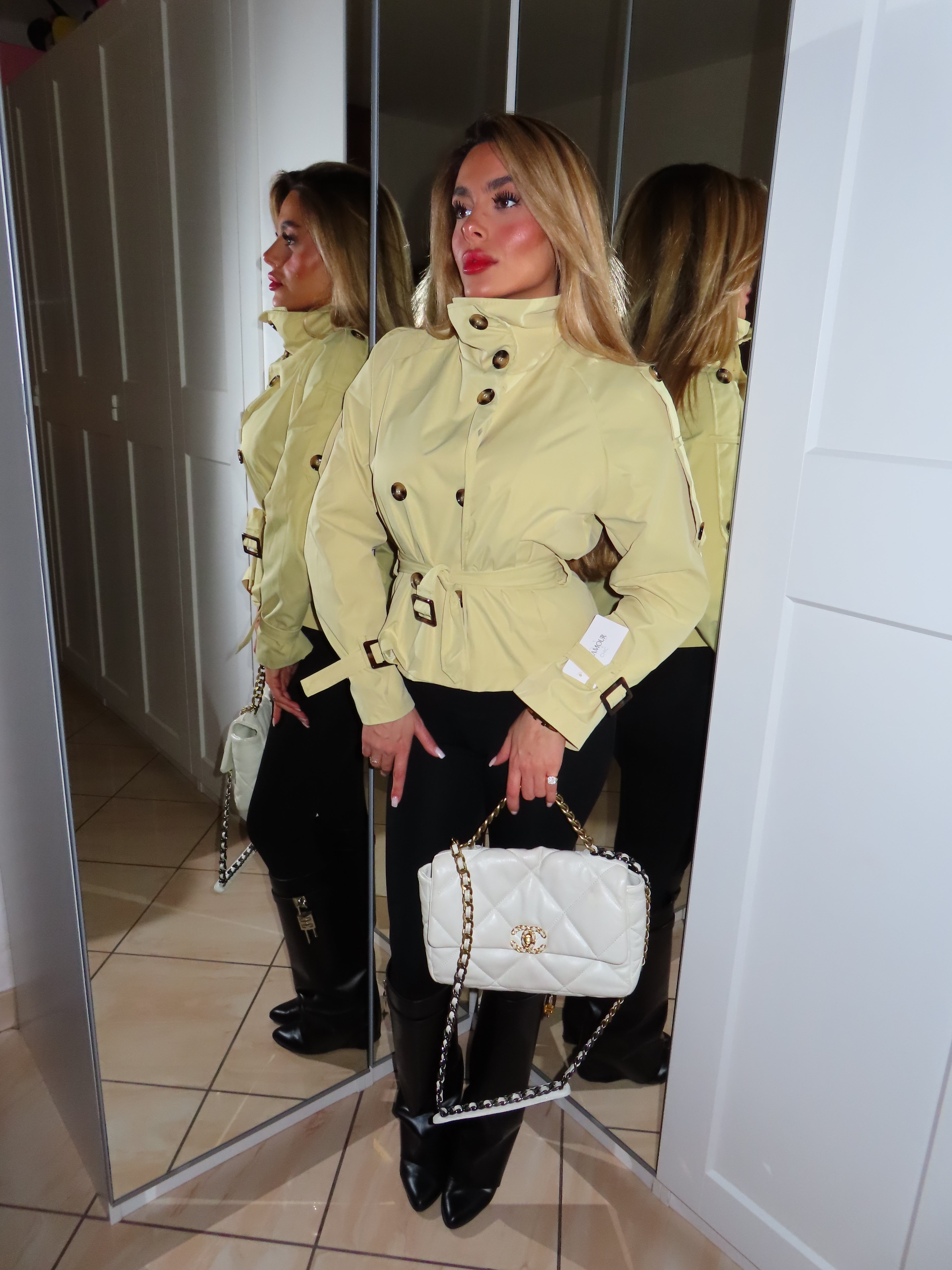 Trench corto con collo alto