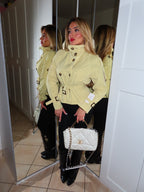 Trench corto con collo alto