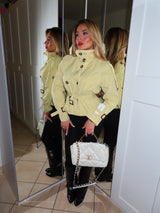 Trench corto con collo alto