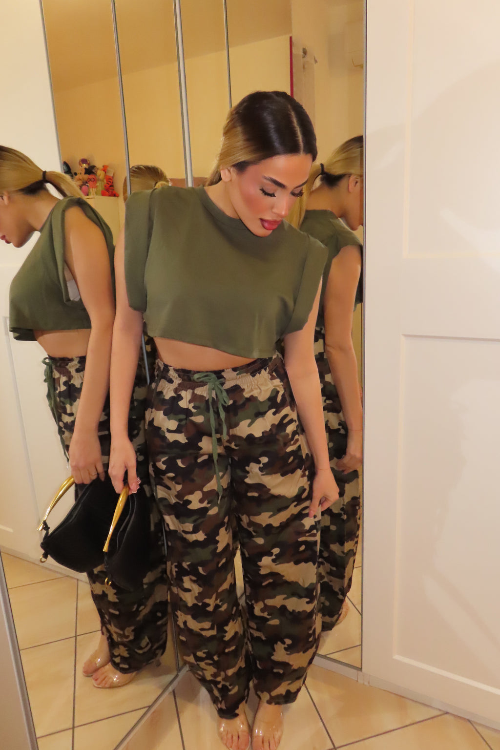 Completo maglia e cargo militar girl