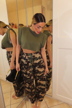 Completo maglia e cargo militar girl