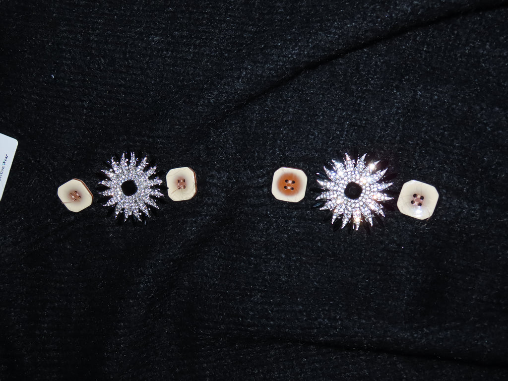 Maglione con spilla gioiello