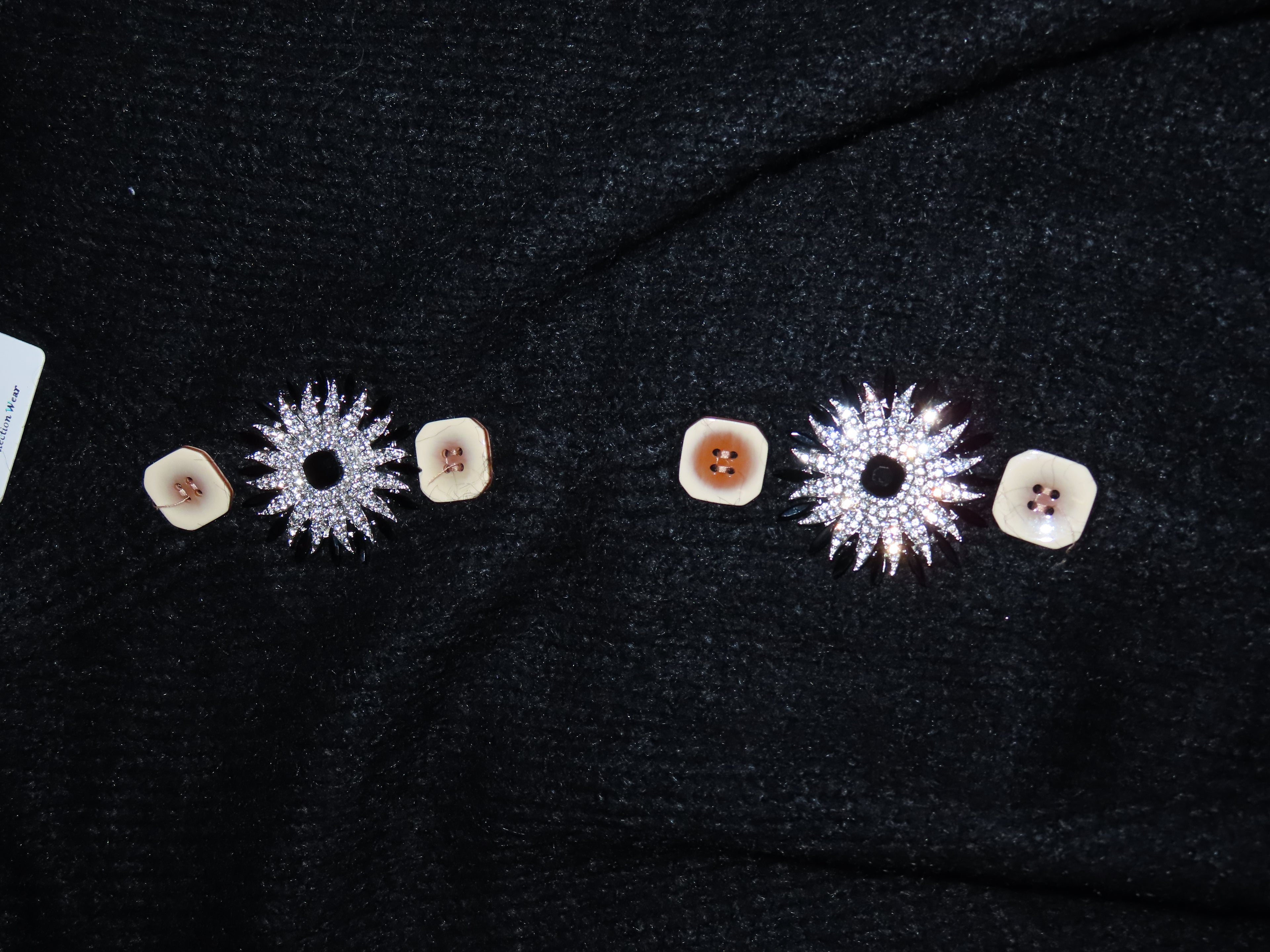 Maglione con spilla gioiello