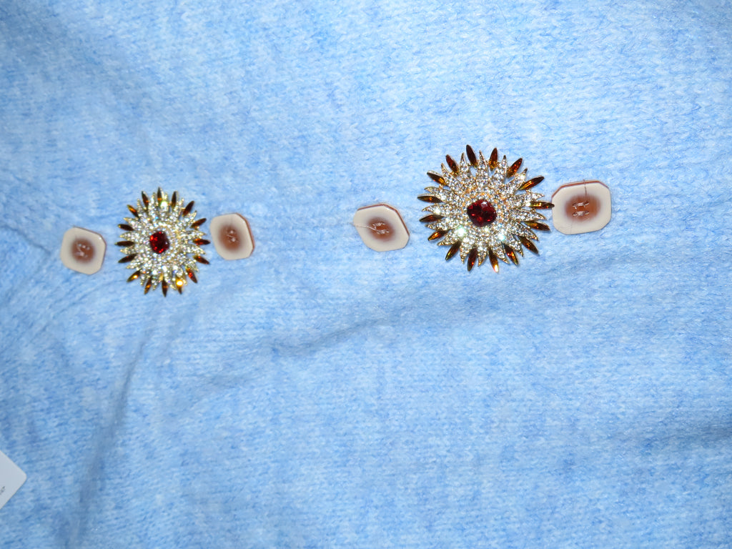 Maglione con spilla gioiello