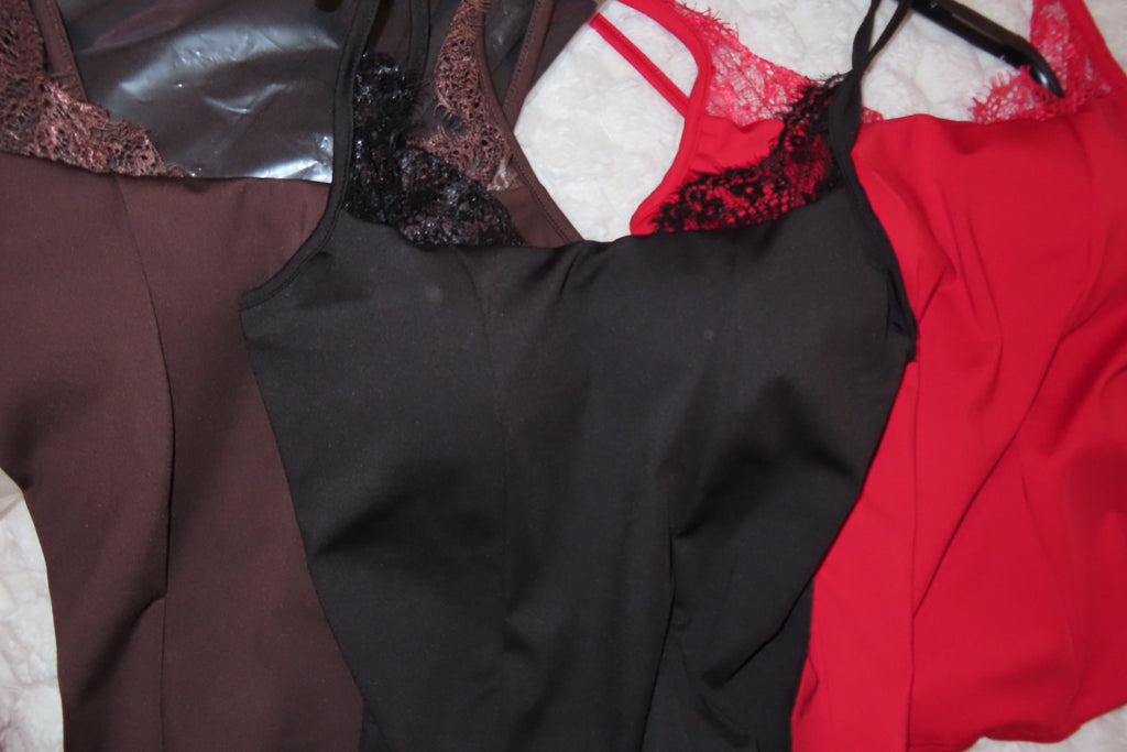 Top con bretelle e pizzo Courtney