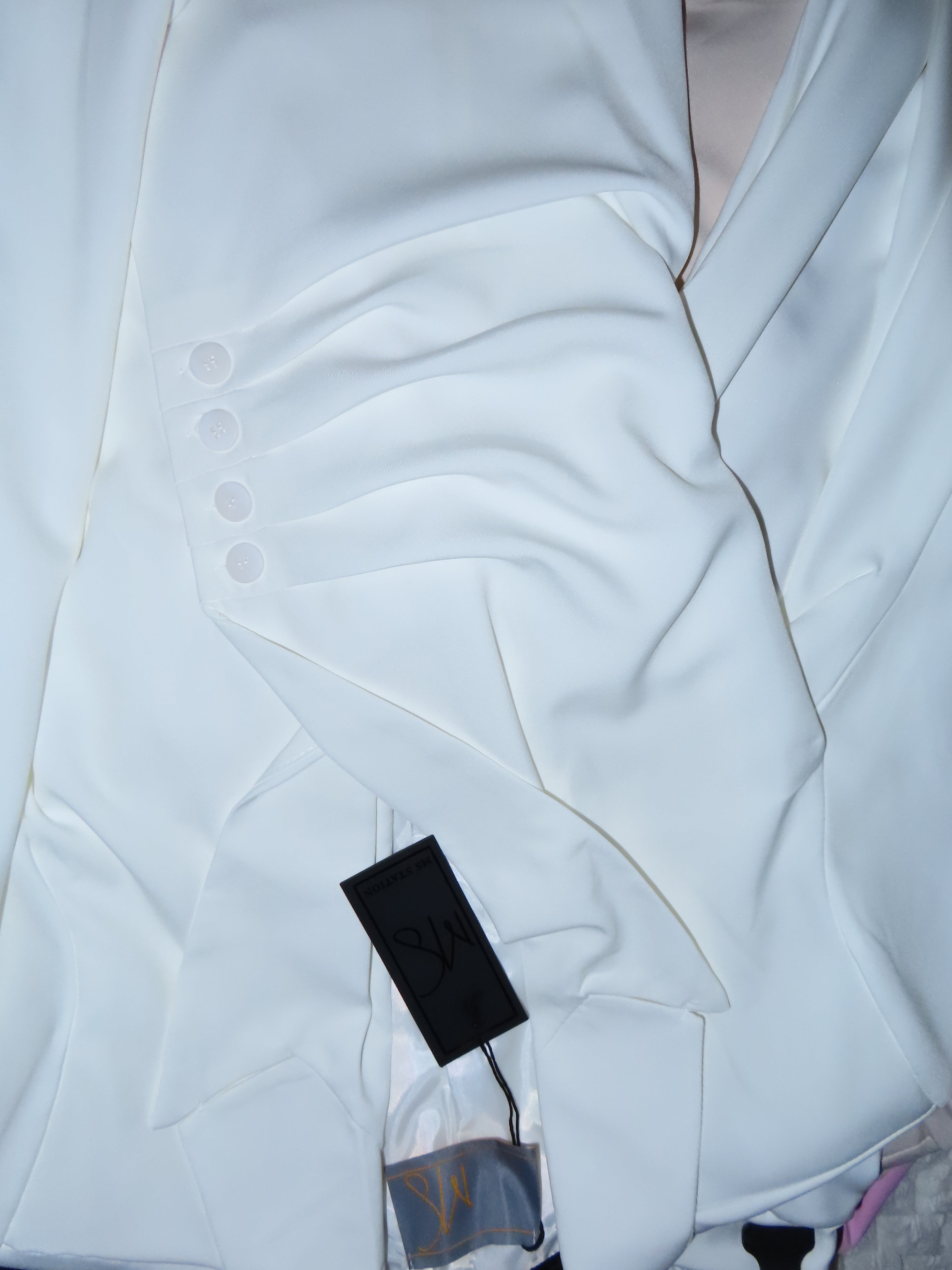 Tailleur con bottoncini pantalone con elastico in vita e sulla caviglia, fiocco regolabile sul retro Courtney