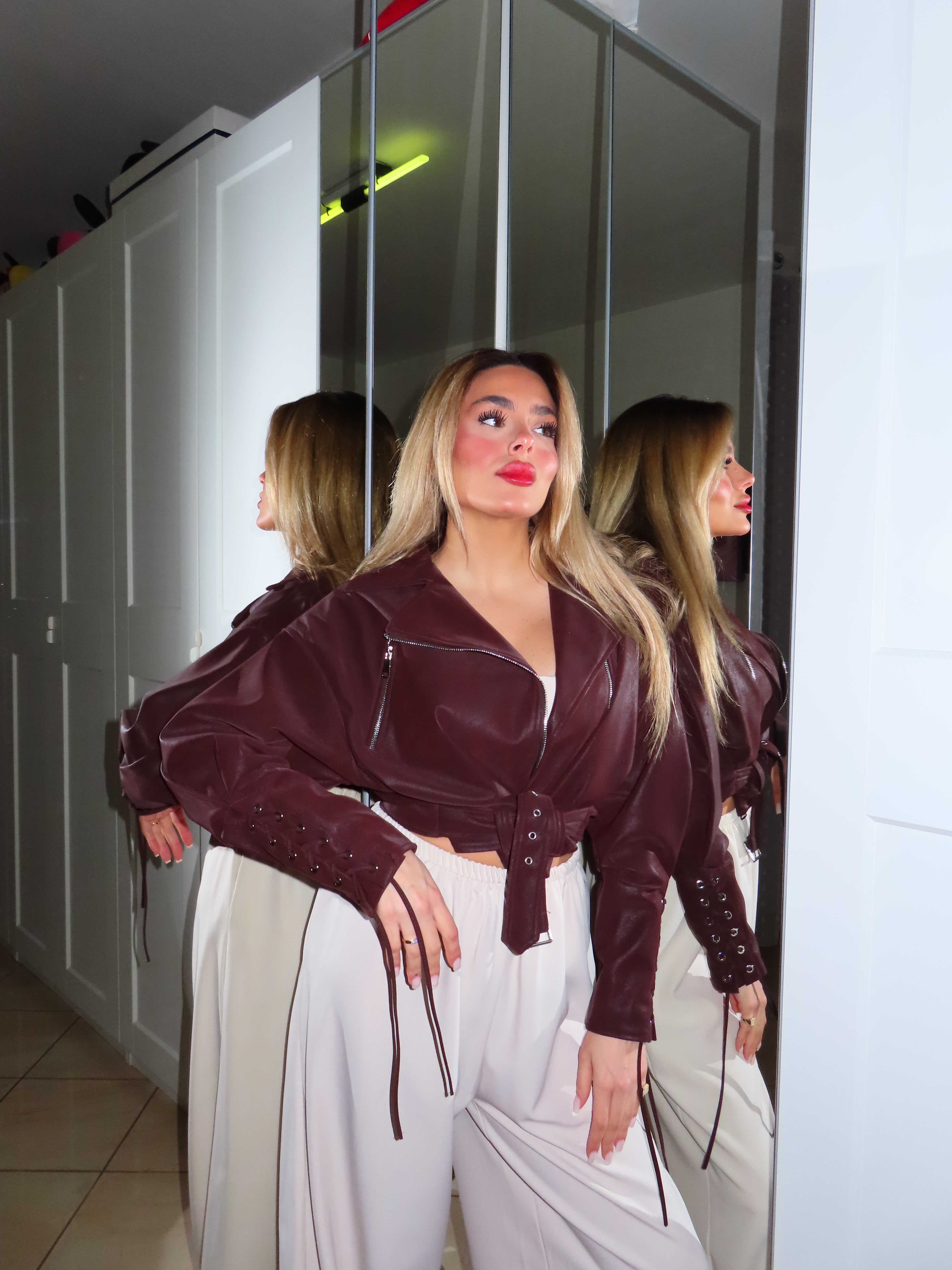 Giacca chiodo in ecopelle vellutata con stringhe, vinaccio