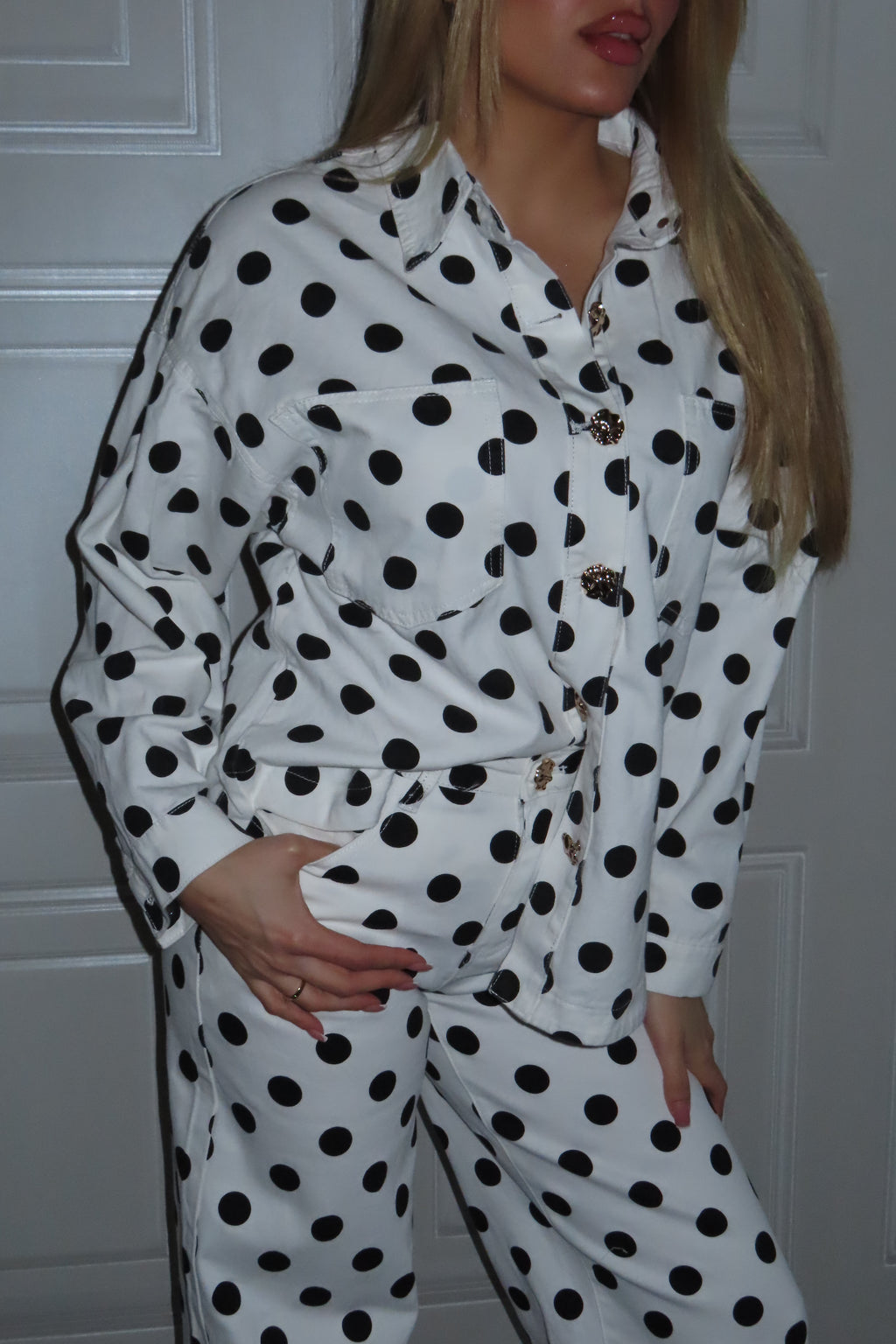 Completo pois pantalone e camicia in Jeans con bottoni gioiello oro